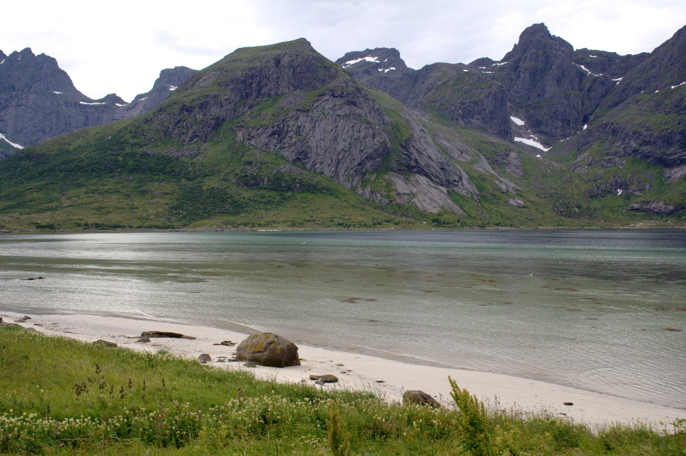 Nordkap, Hurtigruten und Lofoten: Feiner Strand am Flakstadpollen