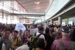 Menschenmasse am Flughafen Peking