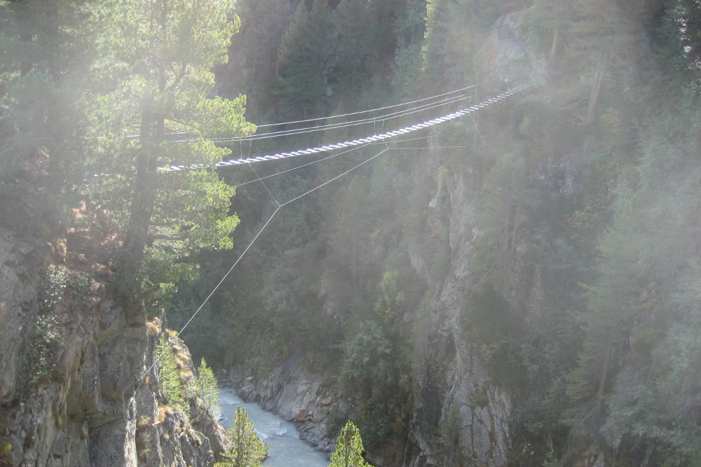 Luftige Brücke am Zirbenwald-Klettersteig