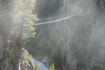 Luftige Brücke am Zirbenwald-Klettersteig