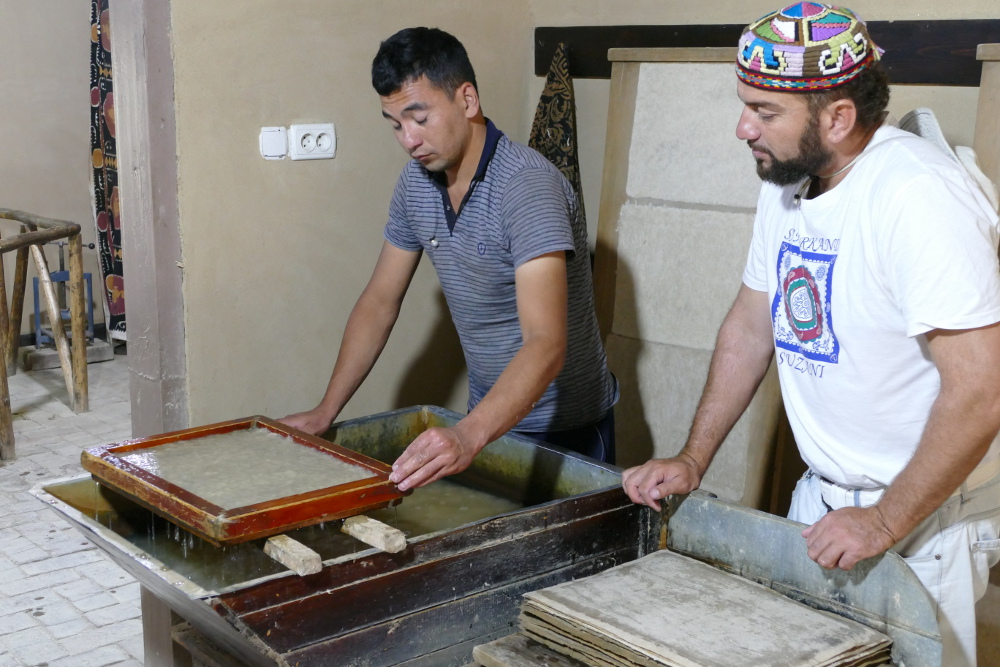 Usbekistan - traditionelle Papierfabrik