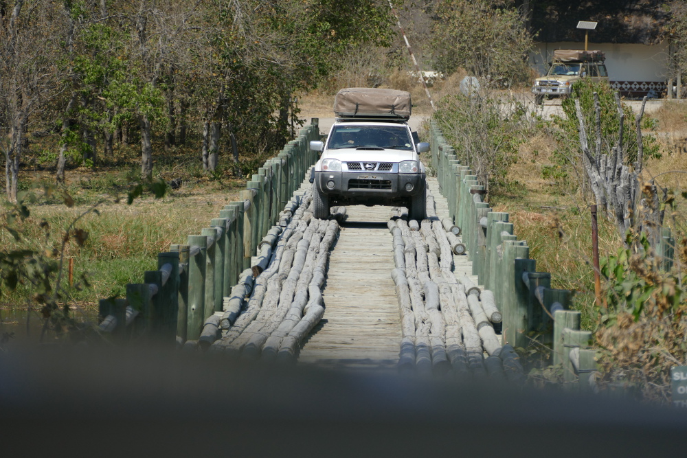 Botswana - Gegenverkehr auf verstärkter Holzbrücke