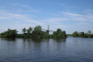 Mehr über den Artikel erfahren Hausbooturlaub in Friesland: Terherne – De Alde Feanen