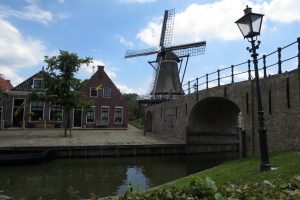 Mehr über den Artikel erfahren Hausbooturlaub in Friesland: Heeg – Sloten – Langwarder Wielen