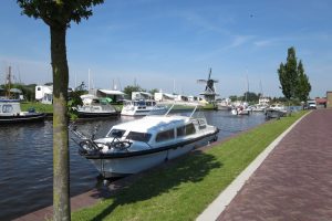 Mehr über den Artikel erfahren Hausbooturlaub in Friesland: Langwarder Wielen – Joure – Terherne