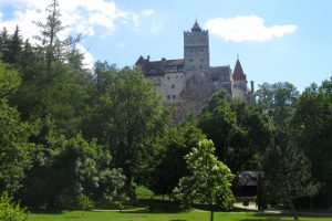 Mehr über den Artikel erfahren Rumänien Tag 4 – Strunga-Sattel, Moeciu de Sus und Castel Bran